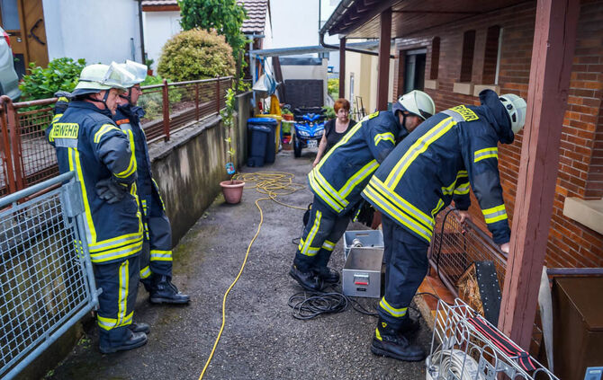 Vollgelaufene Keller beschaeftigen die Feuerwehr in Leutenbach - Bild 07_2
