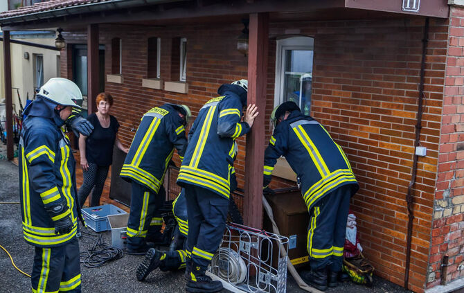 Vollgelaufene Keller beschaeftigen die Feuerwehr in Leutenbach - Bild 08_6