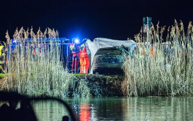 Autowrack mit Leiche im Plüderhäuser Badesee_14