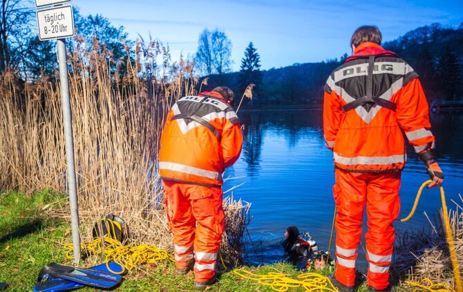 Autowrack mit Leiche im Plüderhäuser Badesee_16