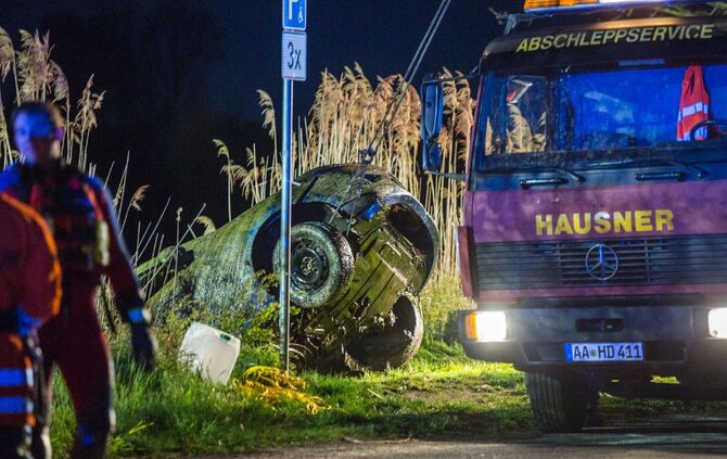 Autowrack mit Leiche im Plüderhäuser Badesee_25