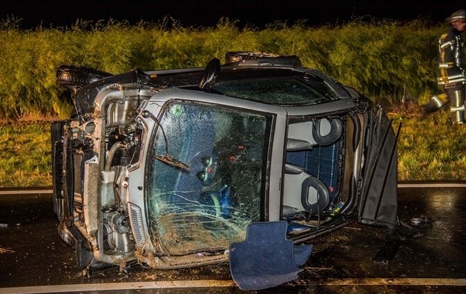 Smart Cabrio stuerzt nach Verkehrsunfall auf die Seite - Fahrer schwer verletzt - Bild 13_0