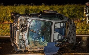 Smart Cabrio stuerzt nach Verkehrsunfall auf die Seite - Fahrer schwer verletzt - Bild 13_0