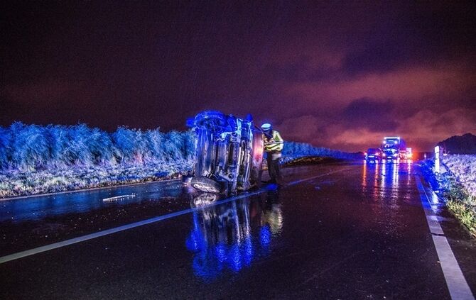 Smart Cabrio stuerzt nach Verkehrsunfall auf die Seite - Fahrer schwer verletzt - Bild 02_2