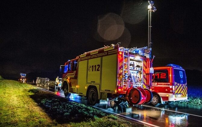 Smart Cabrio stuerzt nach Verkehrsunfall auf die Seite - Fahrer schwer verletzt - Bild 03_3