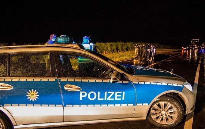 Smart Cabrio stuerzt nach Verkehrsunfall auf die Seite - Fahrer schwer verletzt - Bild 06_4