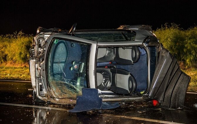 Smart Cabrio stuerzt nach Verkehrsunfall auf die Seite - Fahrer schwer verletzt - Bild 12_5