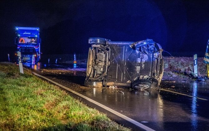 Smart Cabrio stuerzt nach Verkehrsunfall auf die Seite - Fahrer schwer verletzt - Bild 05_6
