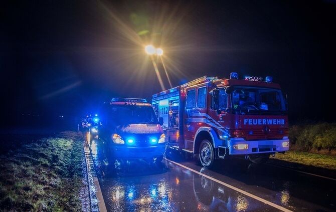 Smart Cabrio stuerzt nach Verkehrsunfall auf die Seite - Fahrer schwer verletzt - Bild 08_7