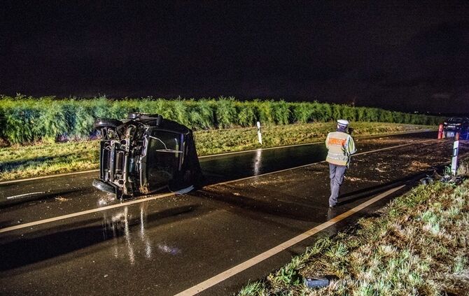 Smart Cabrio stuerzt nach Verkehrsunfall auf die Seite - Fahrer schwer verletzt - Bild 11_8