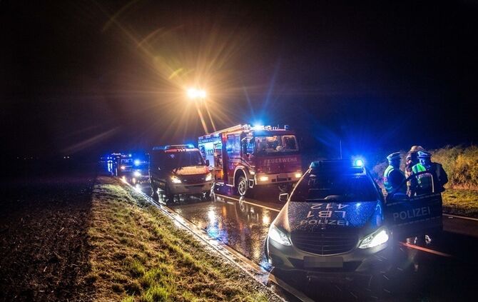 Smart Cabrio stuerzt nach Verkehrsunfall auf die Seite - Fahrer schwer verletzt - Bild 09_9