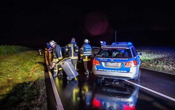 Smart Cabrio stuerzt nach Verkehrsunfall auf die Seite - Fahrer schwer verletzt - Bild 04_10