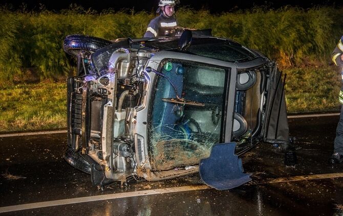 Smart Cabrio stuerzt nach Verkehrsunfall auf die Seite - Fahrer schwer verletzt - Bild 14_11