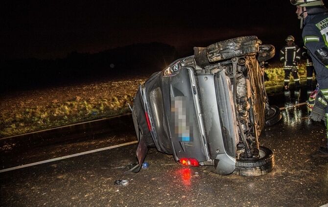 Smart Cabrio stuerzt nach Verkehrsunfall auf die Seite - Fahrer schwer verletzt - Bild 15_12