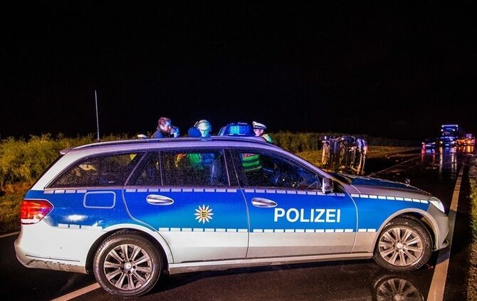 Smart Cabrio stuerzt nach Verkehrsunfall auf die Seite - Fahrer schwer verletzt - Bild 07_13