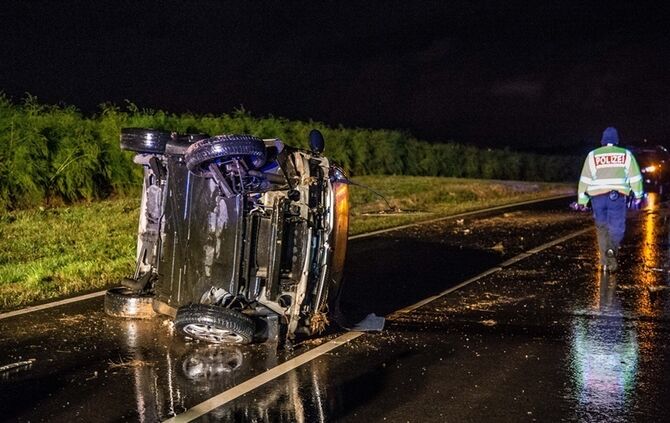 Smart Cabrio stuerzt nach Verkehrsunfall auf die Seite - Fahrer schwer verletzt - Bild 10_14
