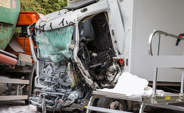 Lkw-Fahrer tödlich verunglückt - Bild 09_0