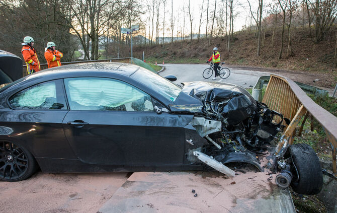 Auto kracht in Brückengeländer - Bild 14_0