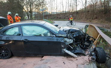 Auto kracht in Brückengeländer - Bild 14_0