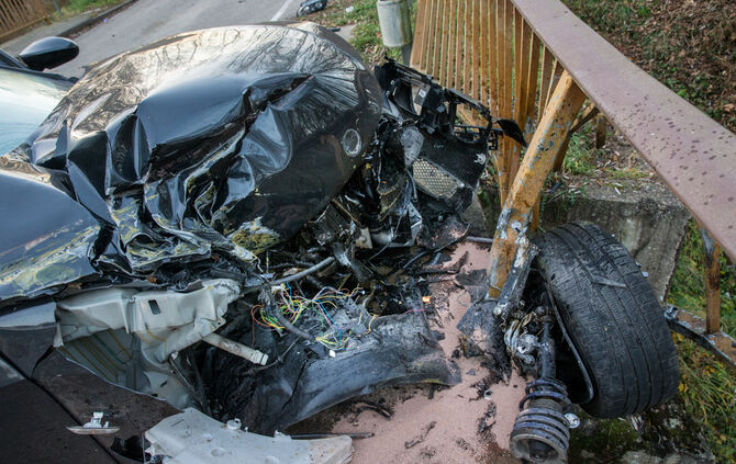Auto kracht in Brückengeländer - Bild 13_2