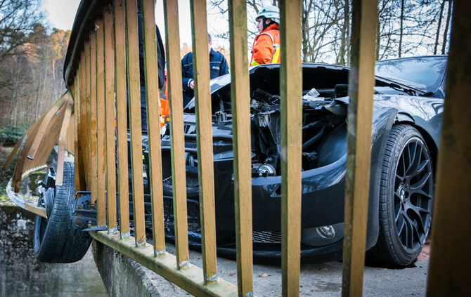 Auto kracht in Brückengeländer - Bild 04_4
