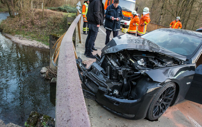 Auto kracht in Brückengeländer - Bild 10_5