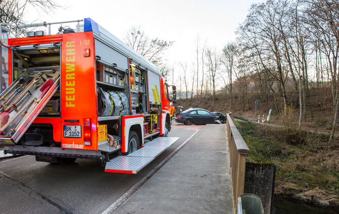 Auto kracht in Brückengeländer - Bild 03_7