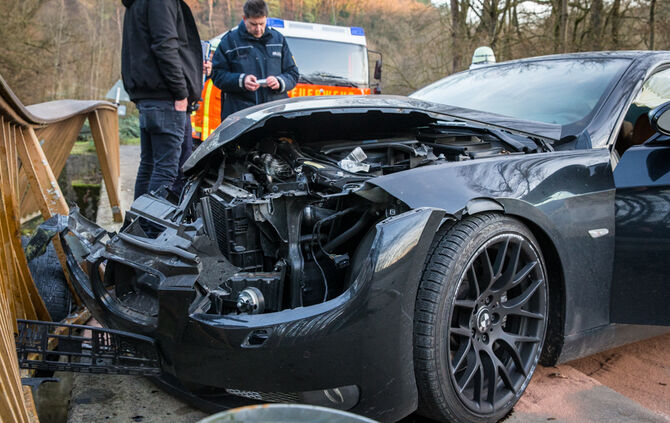 Auto kracht in Brückengeländer - Bild 06_8