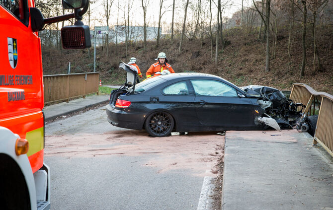 Auto kracht in Brückengeländer - Bild 05_9