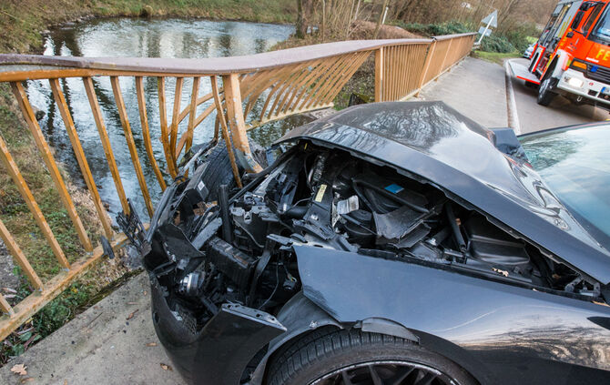 Auto kracht in Brückengeländer - Bild 02_10