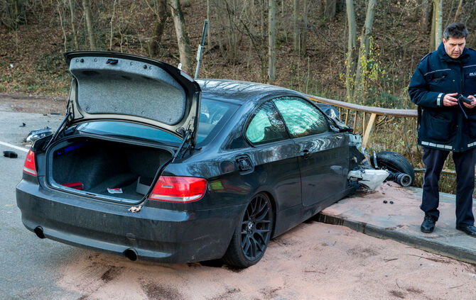 Auto kracht in Brückengeländer - Bild 08_12