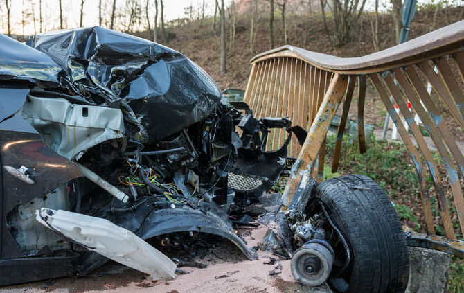 Auto kracht in Brückengeländer - Bild 07_13