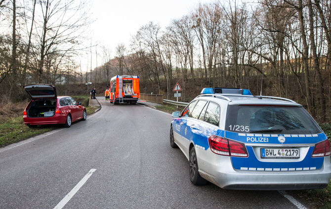 Auto kracht in Brückengeländer - Bild 01_14