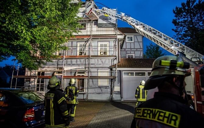 Betrunkener fährt gegen Gerüst - Feuerwehr im Einsatz - Bild 13_0