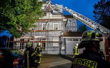 Betrunkener fährt gegen Gerüst - Feuerwehr im Einsatz - Bild 13_0