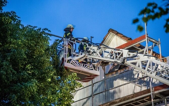 Betrunkener fährt gegen Gerüst - Feuerwehr im Einsatz - Bild 01_2