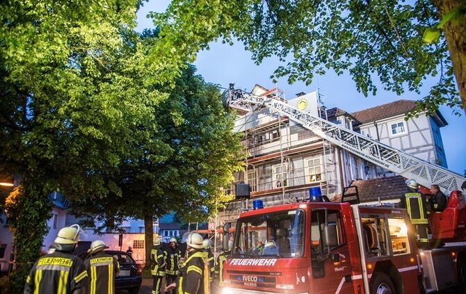 Betrunkener fährt gegen Gerüst - Feuerwehr im Einsatz - Bild 02_3