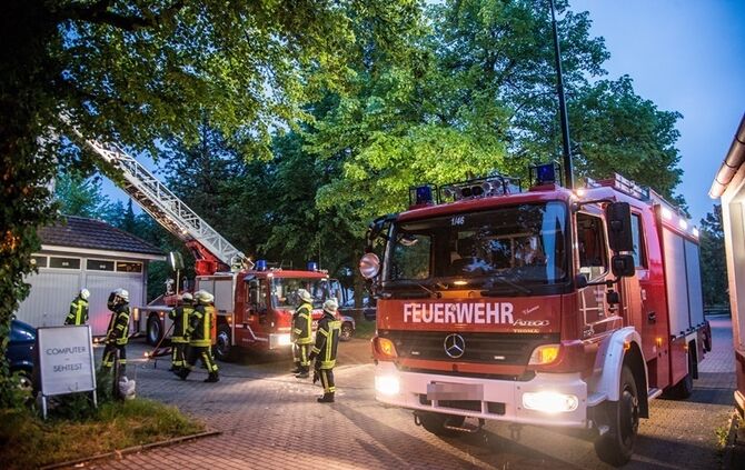 Betrunkener fährt gegen Gerüst - Feuerwehr im Einsatz - Bild 03_4