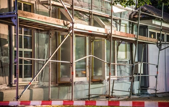 Betrunkener fährt gegen Gerüst - Feuerwehr im Einsatz - Bild 04_5