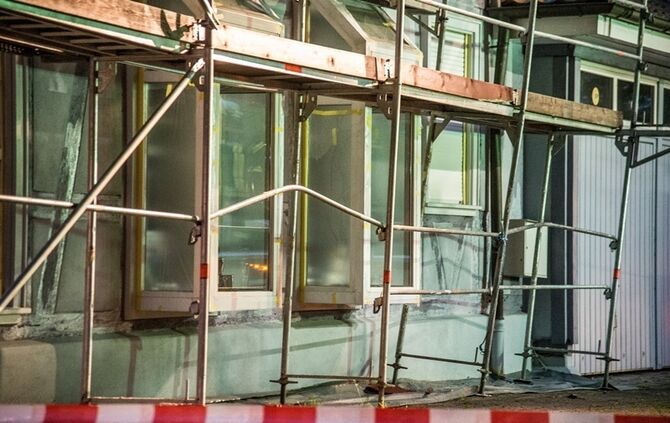 Betrunkener fährt gegen Gerüst - Feuerwehr im Einsatz - Bild 05_6