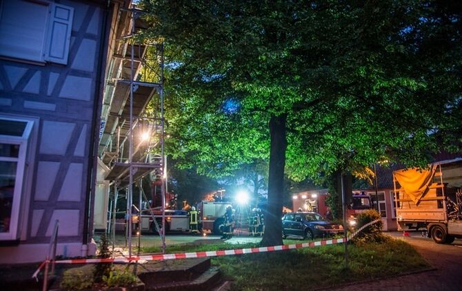 Betrunkener fährt gegen Gerüst - Feuerwehr im Einsatz - Bild 06_7
