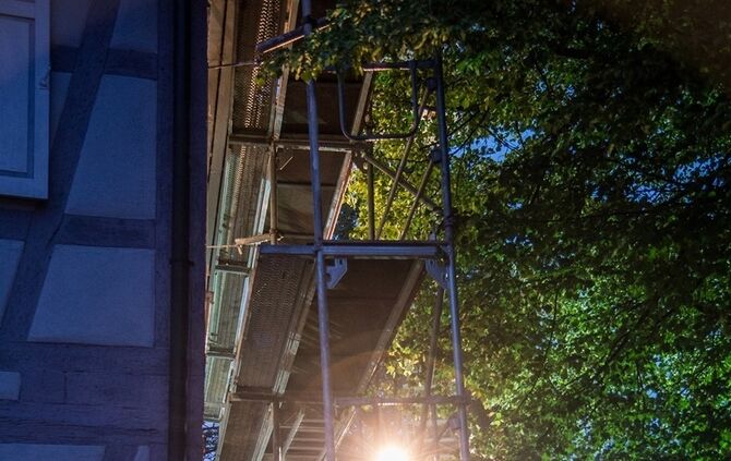 Betrunkener fährt gegen Gerüst - Feuerwehr im Einsatz - Bild 07_8