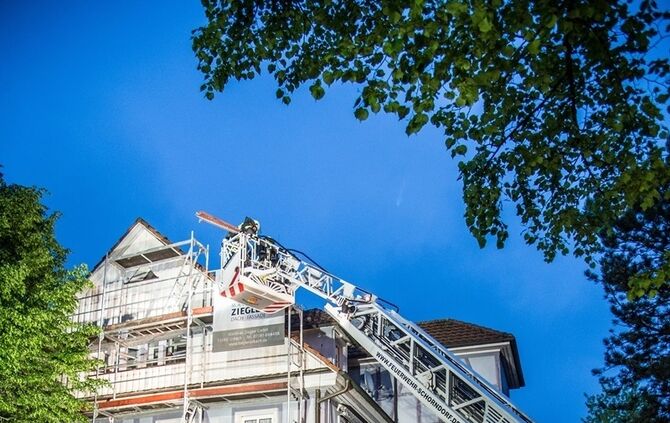 Betrunkener fährt gegen Gerüst - Feuerwehr im Einsatz - Bild 09_10