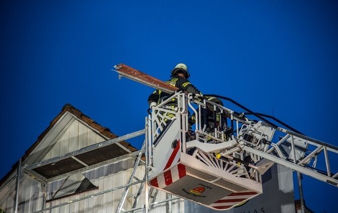 Betrunkener fährt gegen Gerüst - Feuerwehr im Einsatz - Bild 10_11