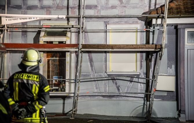 Betrunkener fährt gegen Gerüst - Feuerwehr im Einsatz - Bild 12_12