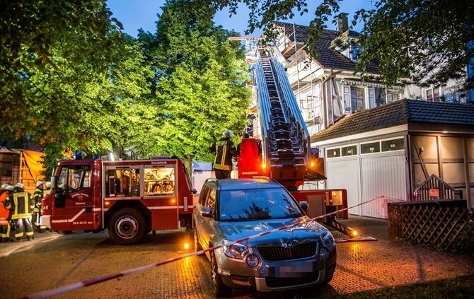 Betrunkener fährt gegen Gerüst - Feuerwehr im Einsatz - Bild 15_14