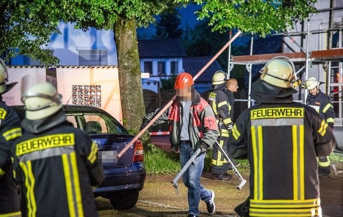Betrunkener fährt gegen Gerüst - Feuerwehr im Einsatz - Bild 18_17