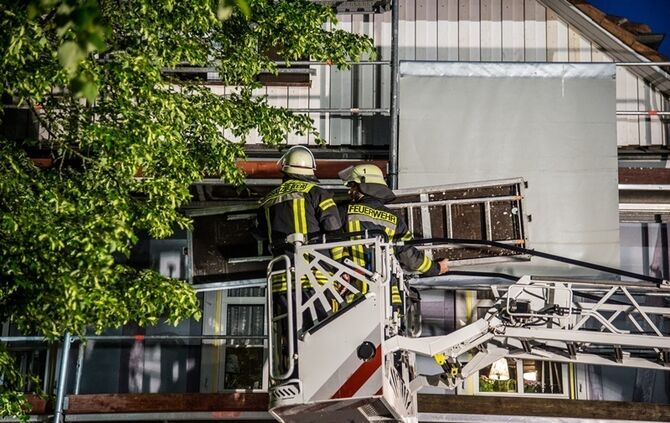 Betrunkener fährt gegen Gerüst - Feuerwehr im Einsatz - Bild 19_18