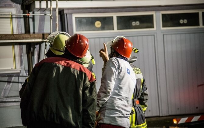 Betrunkener fährt gegen Gerüst - Feuerwehr im Einsatz - Bild 20_19