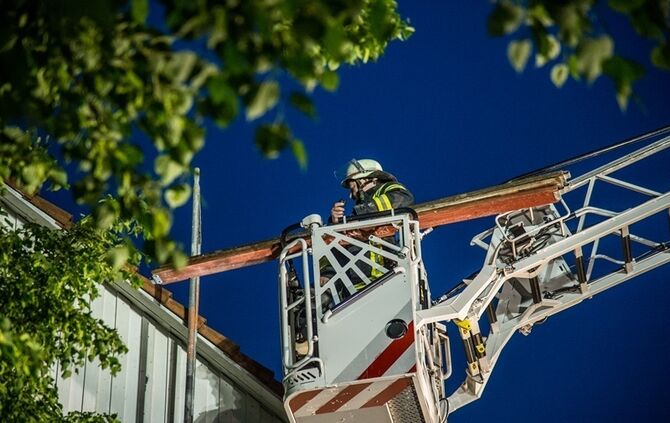 Betrunkener fährt gegen Gerüst - Feuerwehr im Einsatz - Bild 21_20